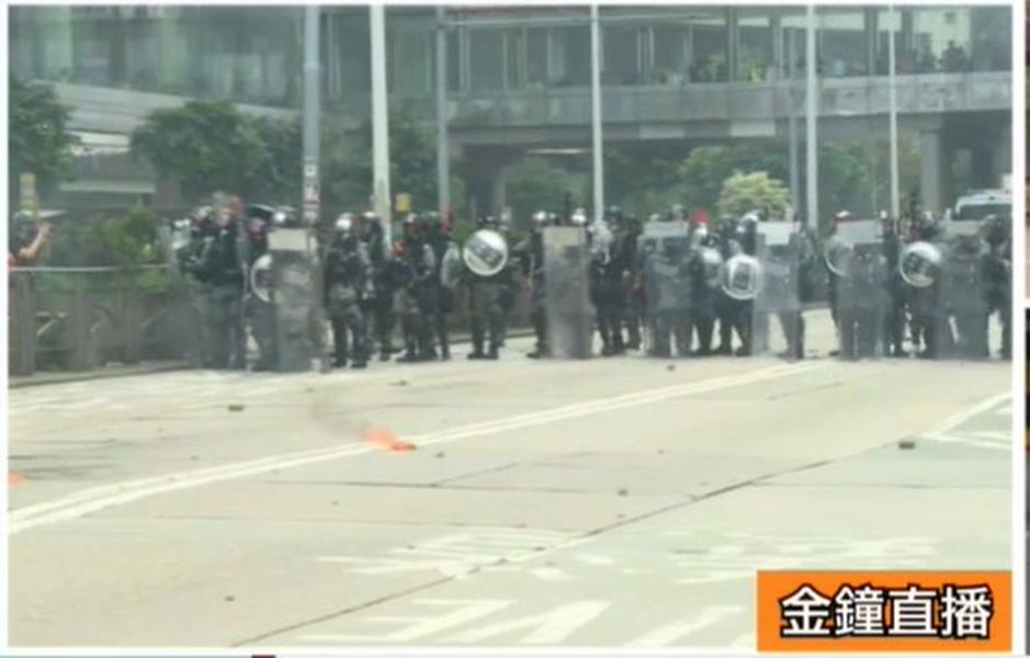 地面有火光,相信為示威者投擲的汽油彈。有線新聞截圖