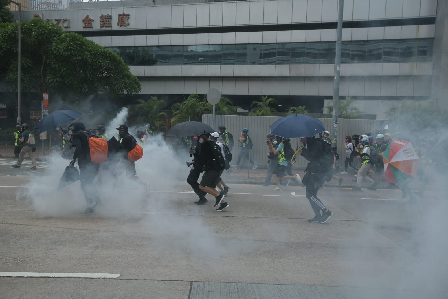 警方發射多枚催淚彈。