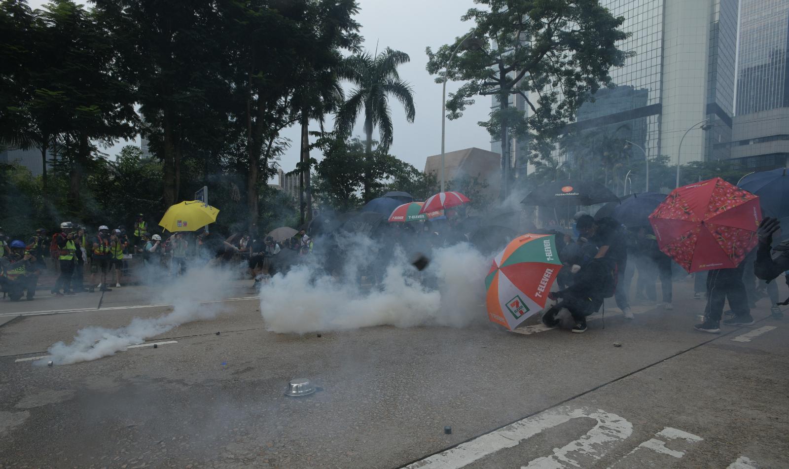【修例風波】射催淚彈後警方離開金鐘道 大批示威者衝前再佔路
