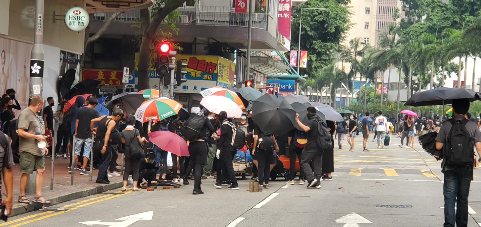 【修例風波】示威者告士打道堵路掟汽油彈 黑衣人破壞美心屬下咖啡店