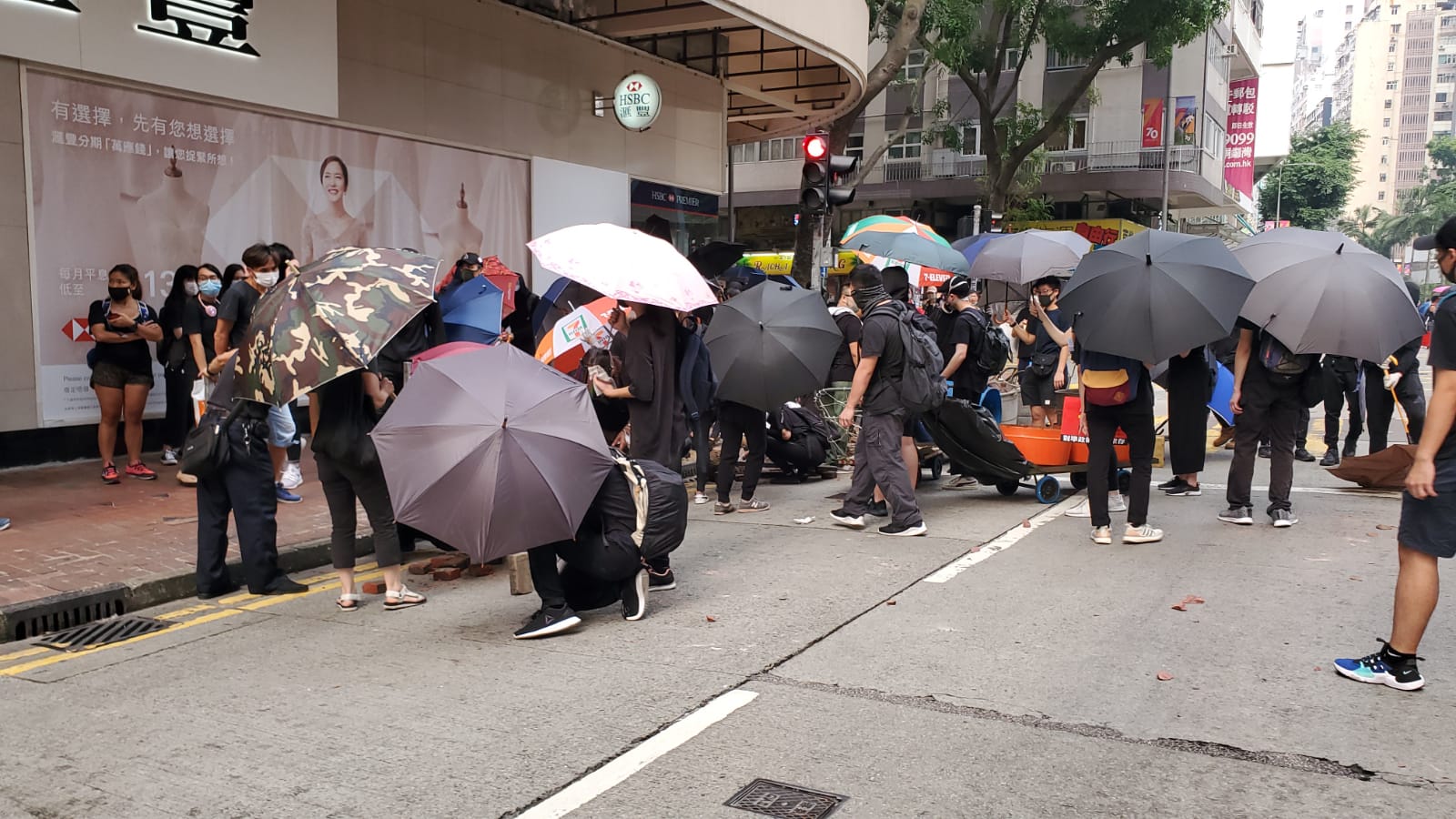 【修例風波】示威者告士打道堵路掟汽油彈 黑衣人破壞美心屬下咖啡店