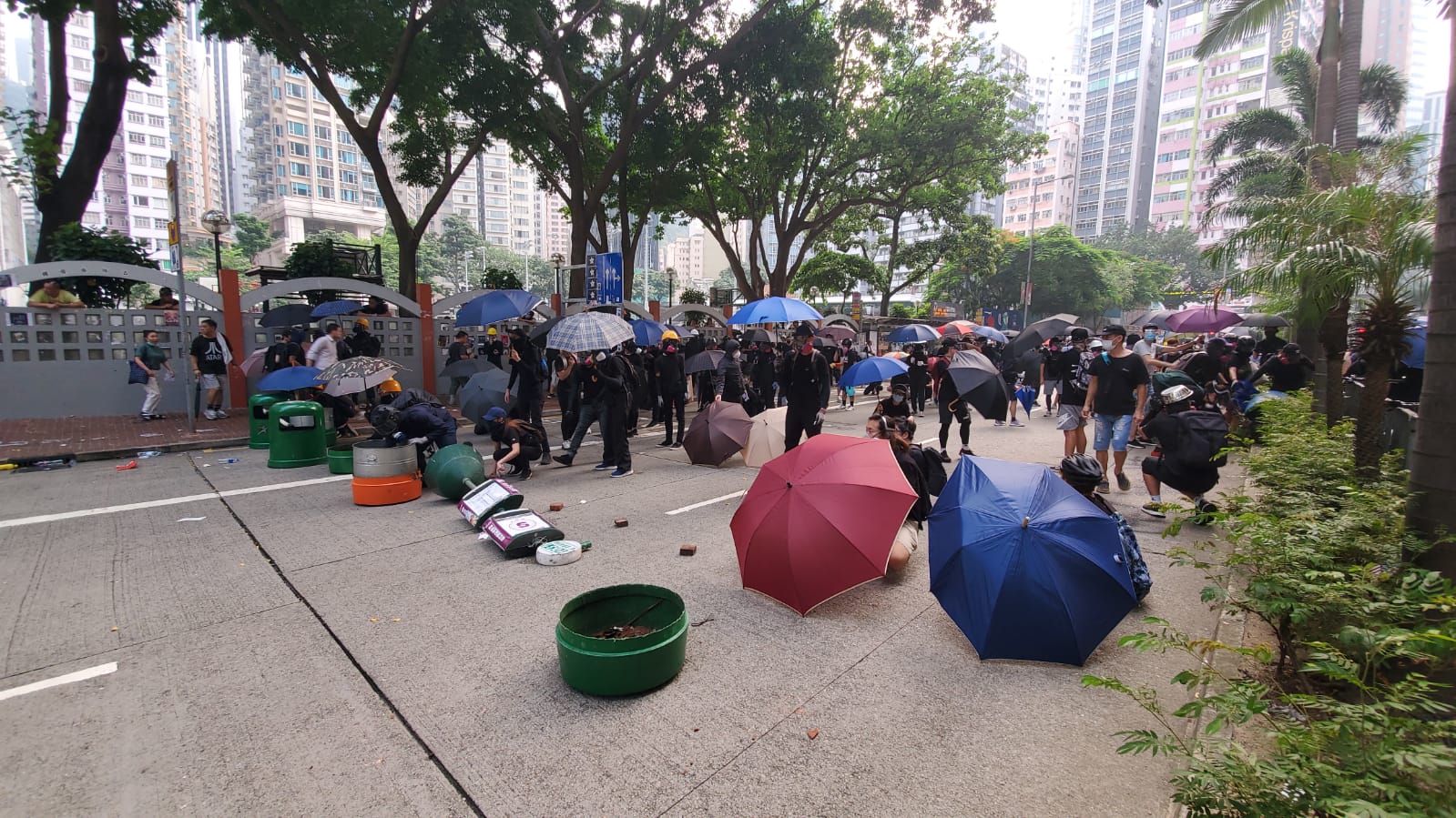 【修例風波】示威者告士打道堵路掟汽油彈 黑衣人破壞美心屬下咖啡店