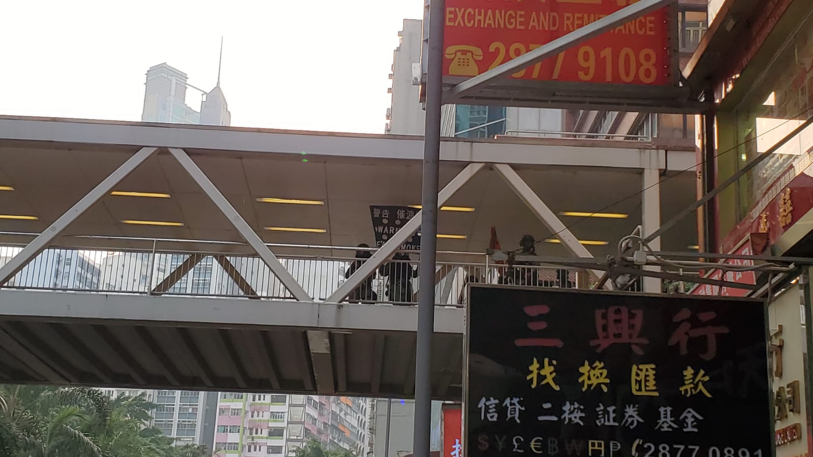 【修例風波】示威者告士打道堵路掟汽油彈 黑衣人破壞美心屬下咖啡店