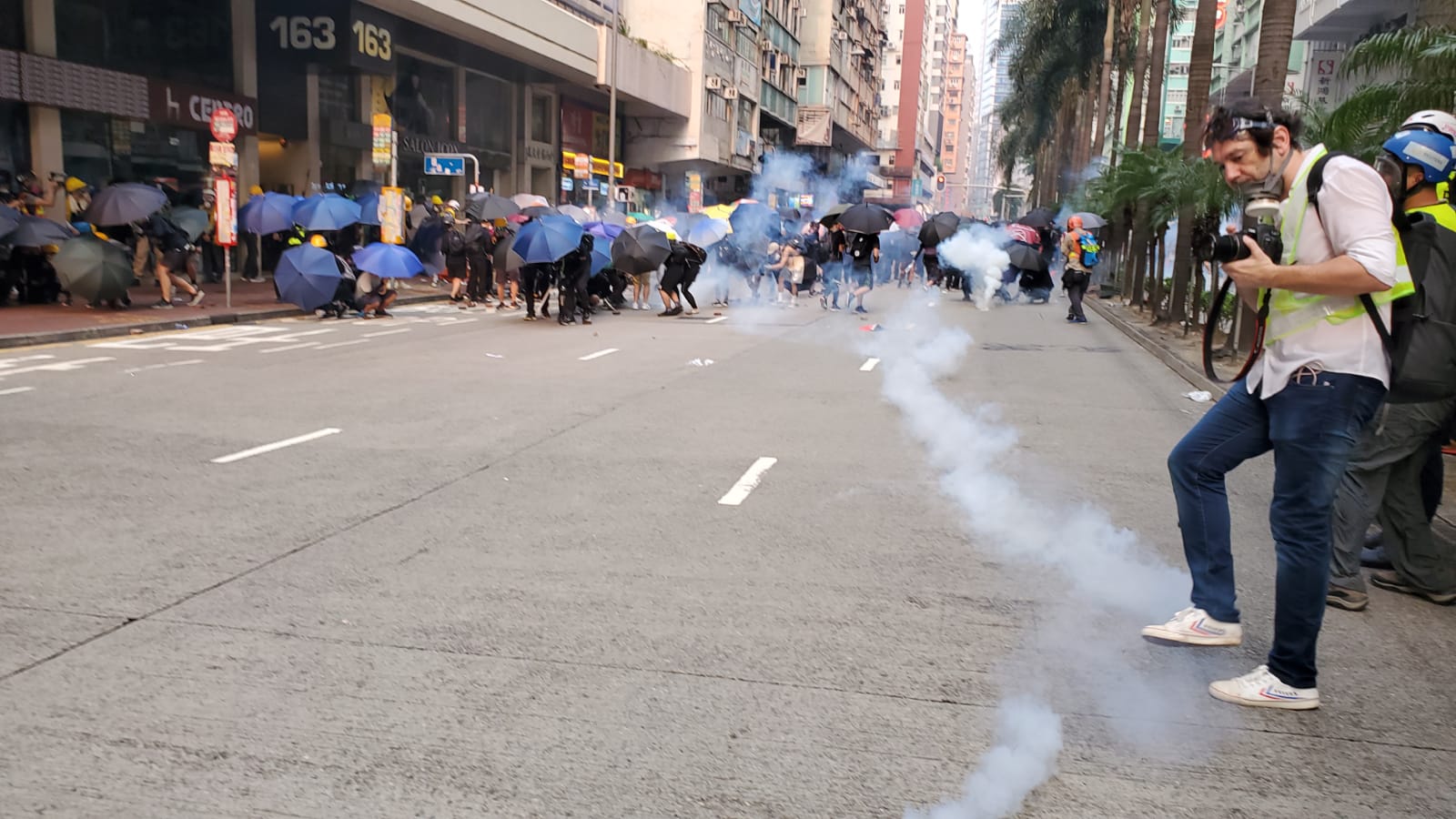 【修例風波】示威者告士打道堵路掟汽油彈 黑衣人破壞美心屬下咖啡店