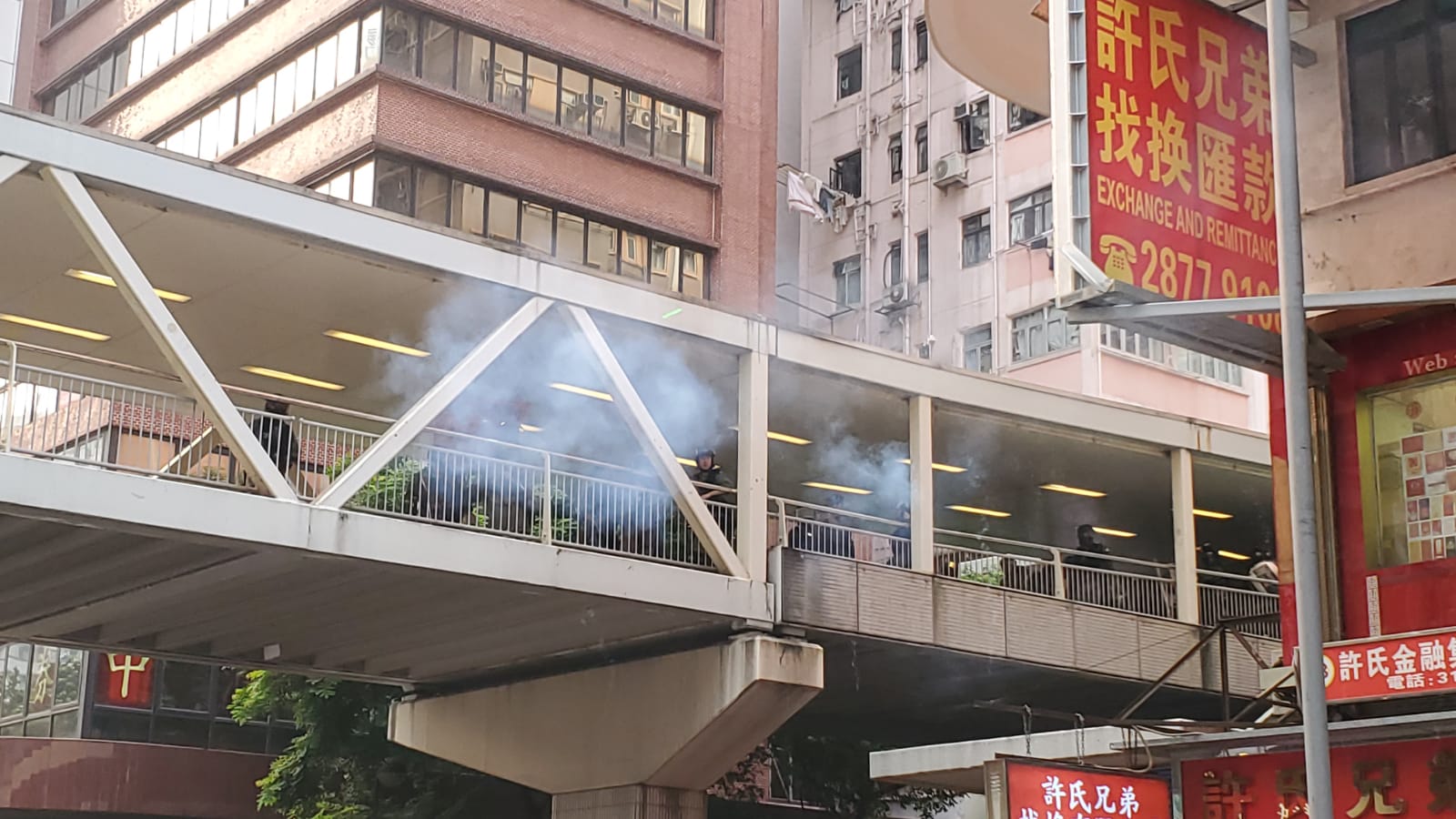 【修例風波】示威者告士打道堵路掟汽油彈 黑衣人破壞美心屬下咖啡店