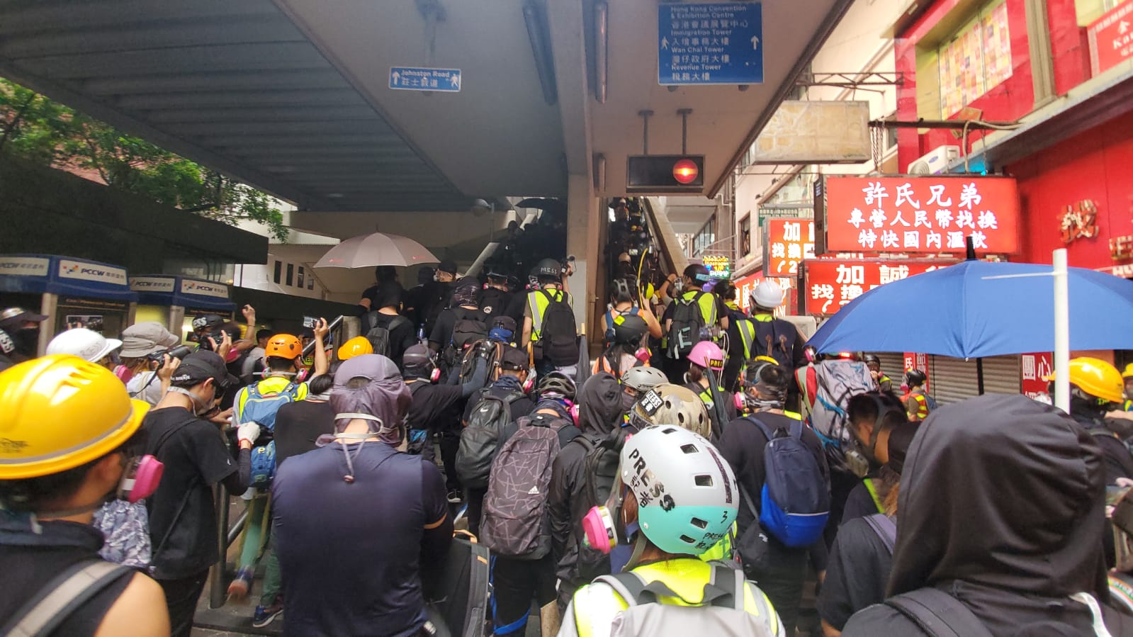 【修例風波】示威者告士打道堵路掟汽油彈 黑衣人破壞美心屬下咖啡店