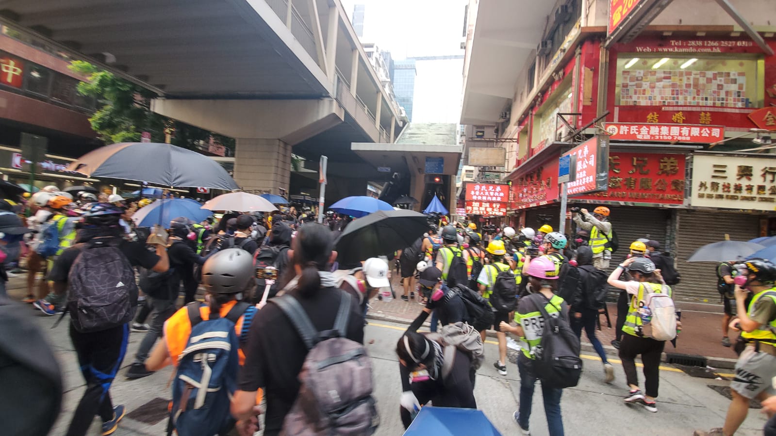 【修例風波】示威者告士打道堵路掟汽油彈 黑衣人破壞美心屬下咖啡店