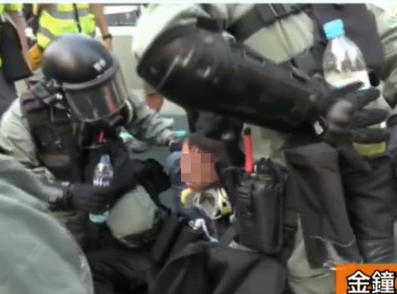 警方在場制服多人。有線新聞截圖