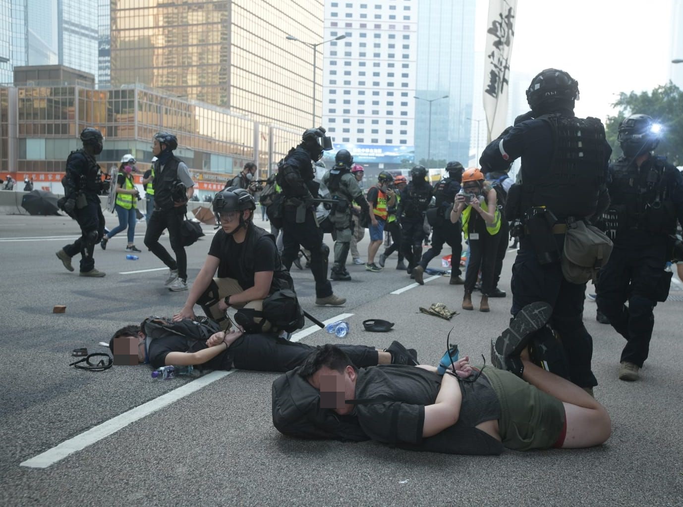 【修例風波】防暴警速龍小隊突衝出夏愨道 制服多人