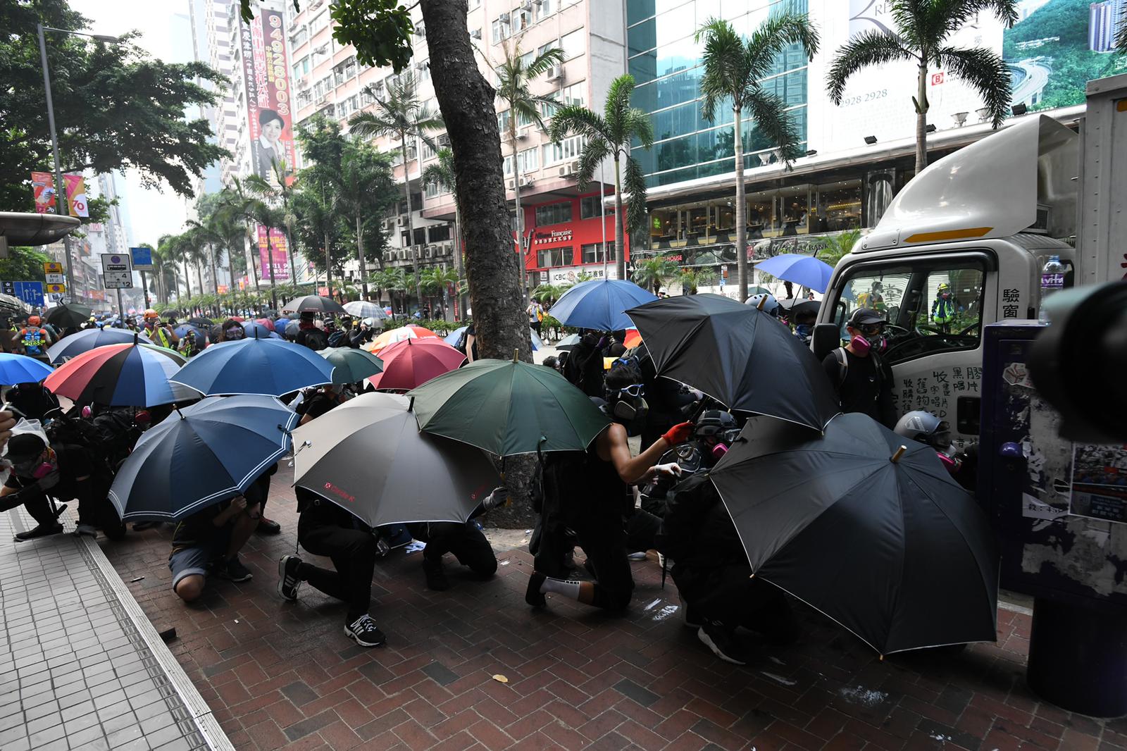 【修例風波】示威者告士打道堵路掟汽油彈 黑衣人破壞美心屬下咖啡店
