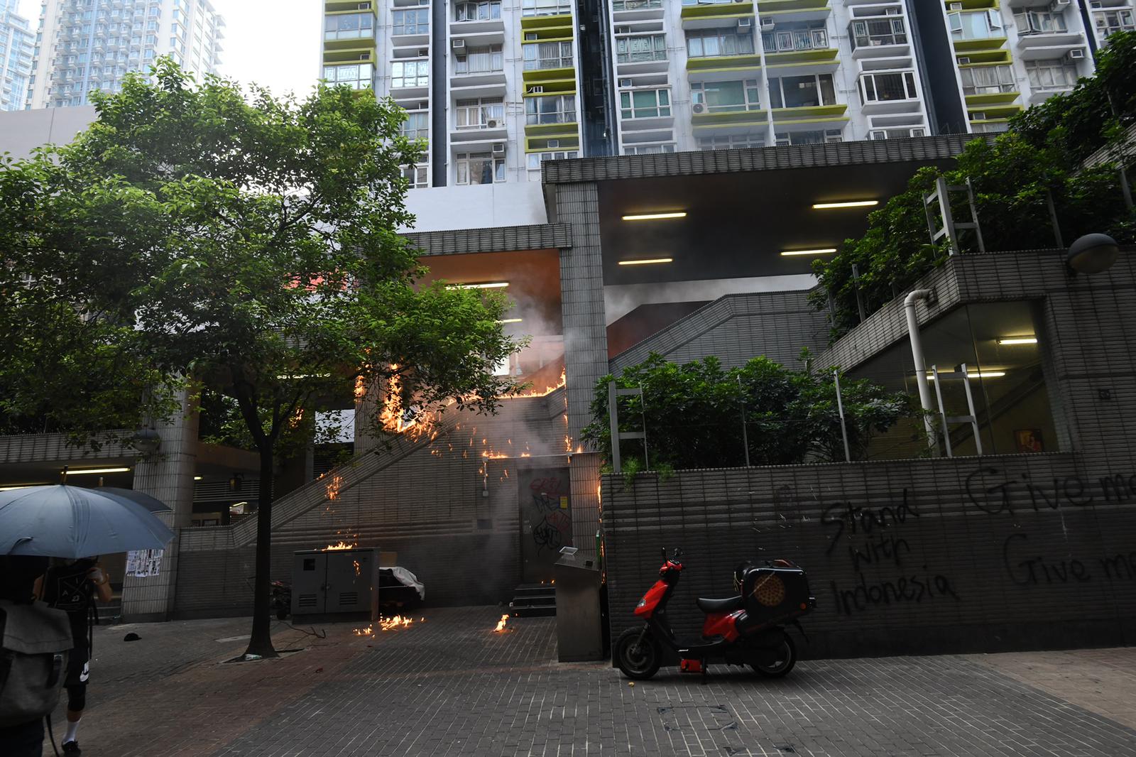 【修例風波】示威者告士打道堵路掟汽油彈 黑衣人破壞美心屬下咖啡店