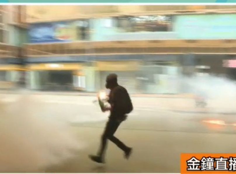 示威者多次投擲燃燒彈。有線新聞截圖