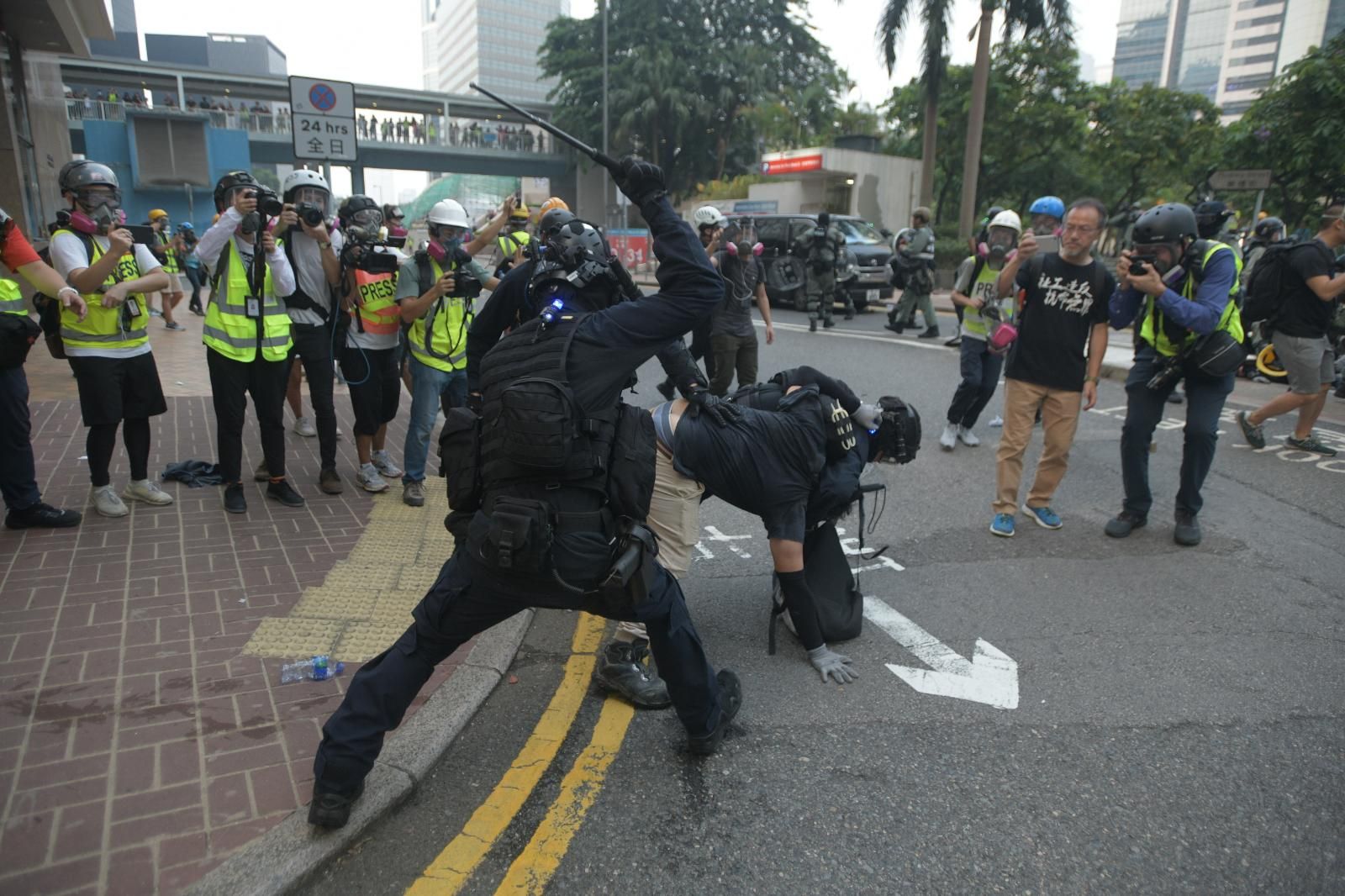 【修例風波】速龍小隊金鐘道清場 制服多名示威者
