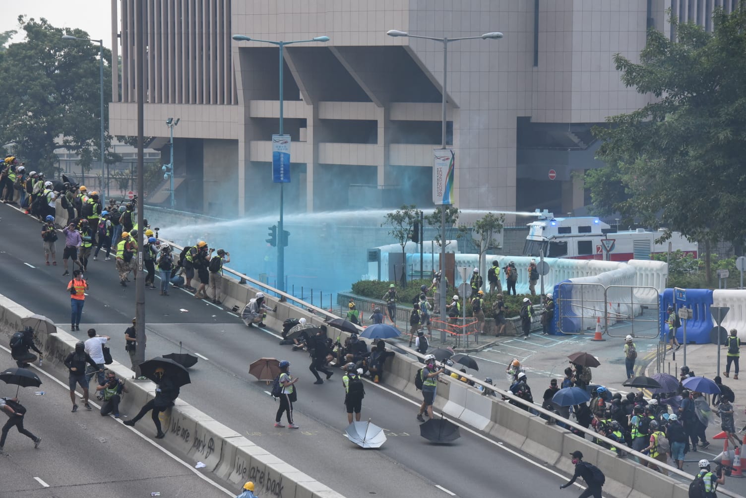 【修例風波】水炮車添華道射顏色水 警方政總高處放催淚彈
