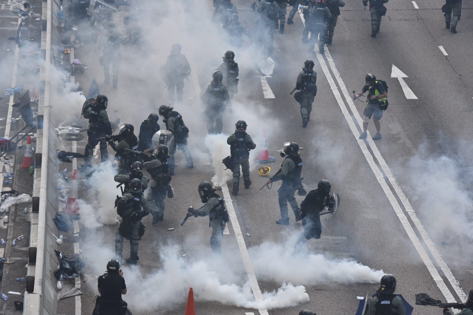 【修例風波】水炮車添華道射顏色水 警方政總高處放催淚彈