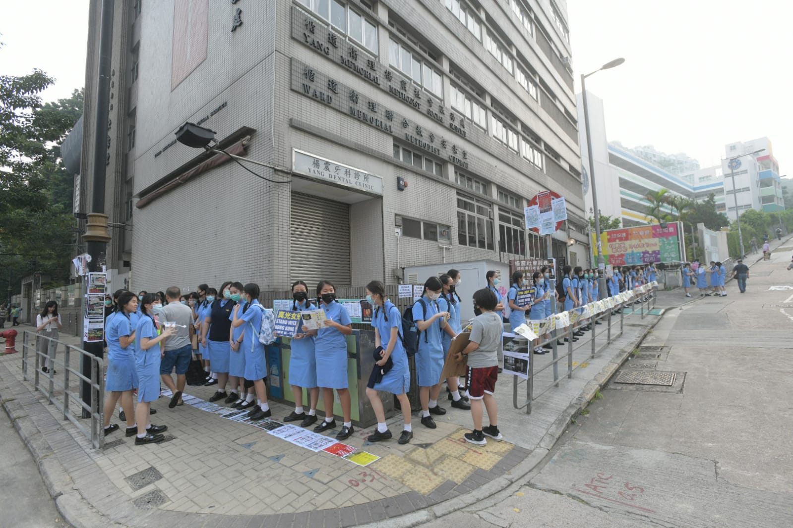 逾80名學生進行人鏈活動,高呼口號及唱反修例歌。