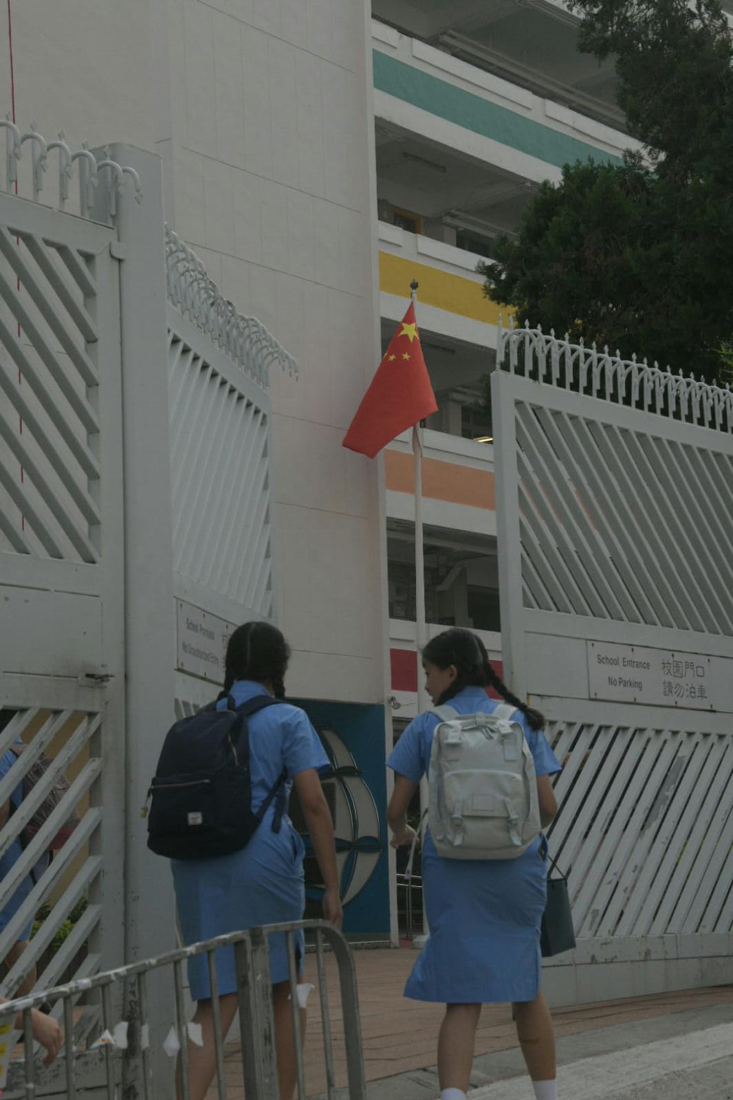 校方早上在操場的旗桿升起國旗,未見舉行儀式。