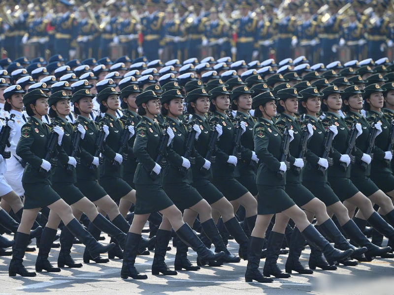 英姿颯爽的女兵方隊。 網圖