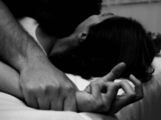 為挽留男友強迫未成年女兒與其發生性行為,無情狠母判囚10年。示意圖/網圖