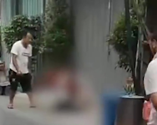 男子街頭持刀殺人後再踢頭 路人拍下全過程
