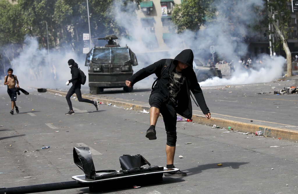 示威者大肆縱火破壞搶掠。AP圖片