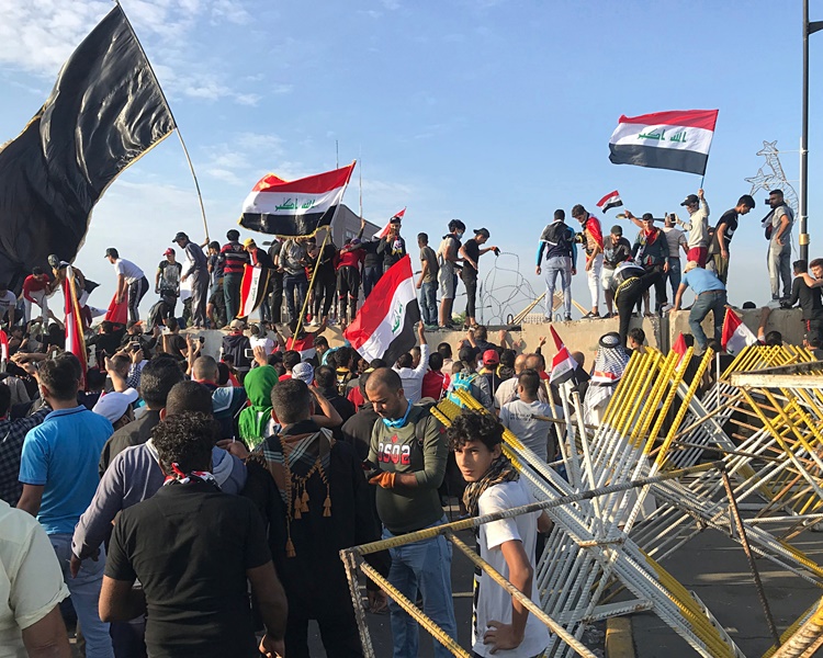 巴格達及中南部多個城市爆發新一輪示威抗議。AP