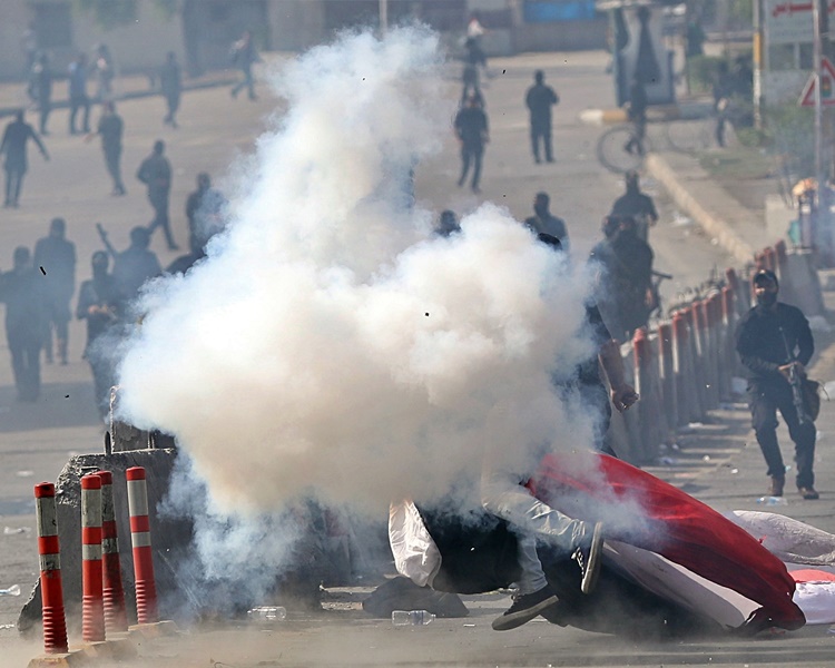 巴格達及中南部多個城市爆發新一輪示威抗議。AP