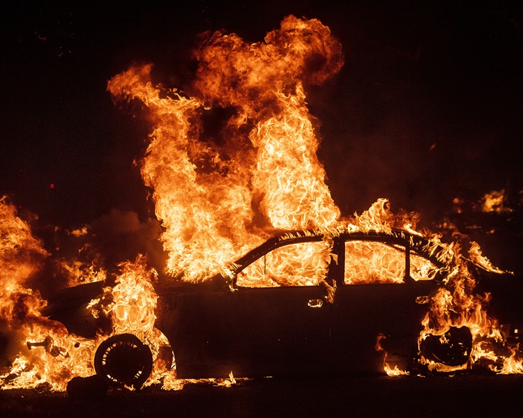 聖克拉里塔的山火繼續蔓延成脅民居。AP