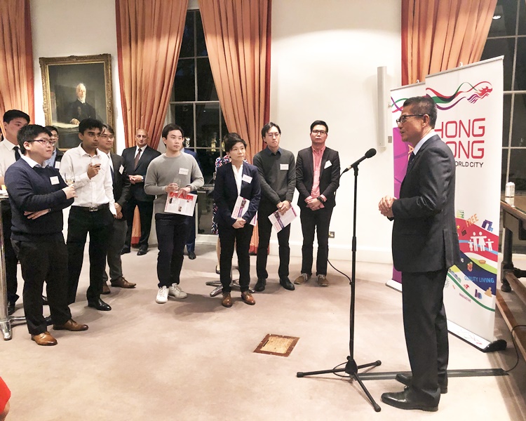 陳茂波在倫敦與香港卓越獎學金計畫的在英留學生聚會。