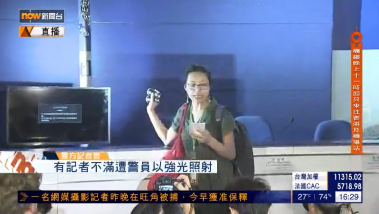 一名自稱女記者人士抗議警方使用過度武力。NOW新聞截圖