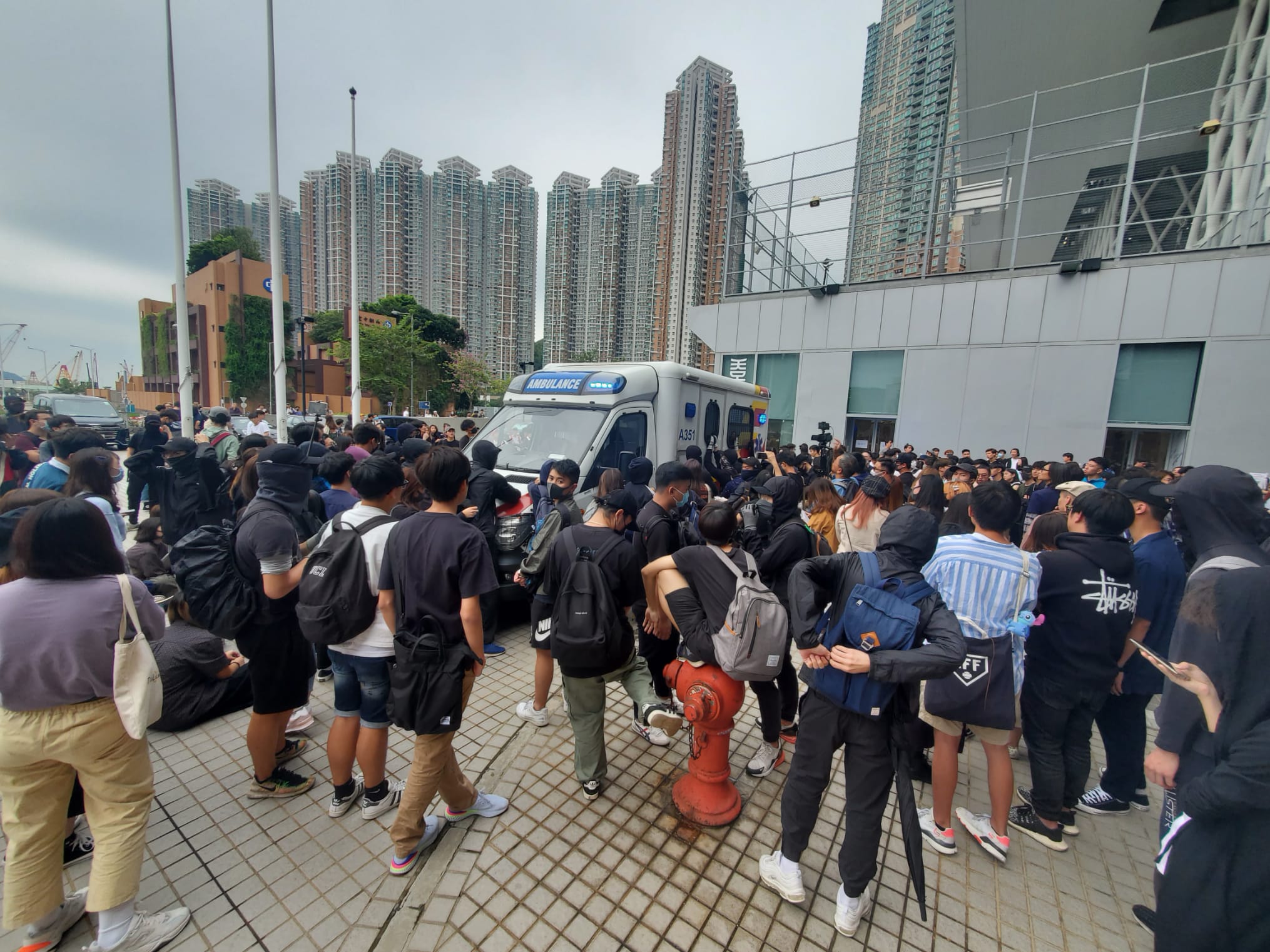 學生包圍救護車。