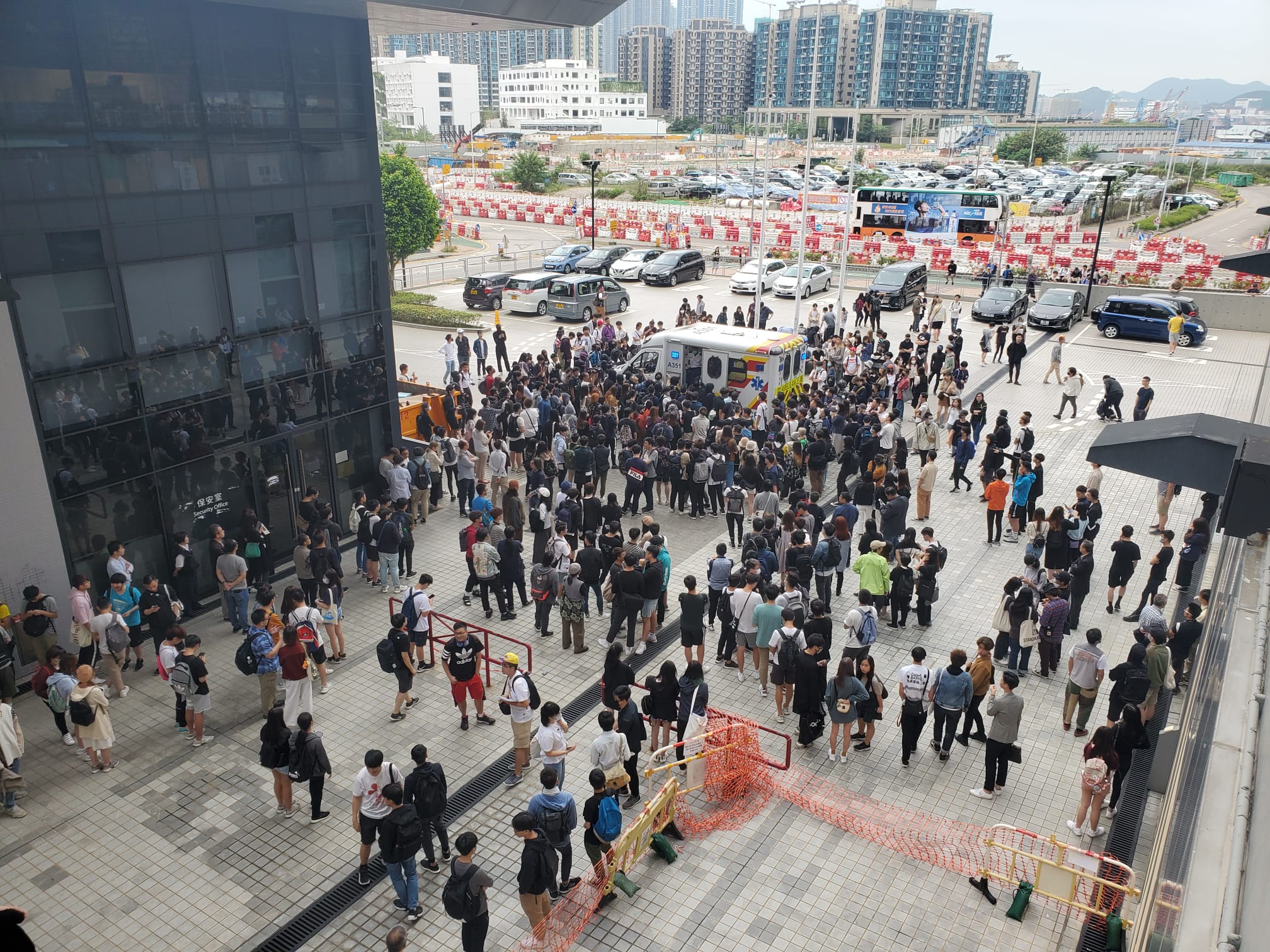 學生包圍救護車。