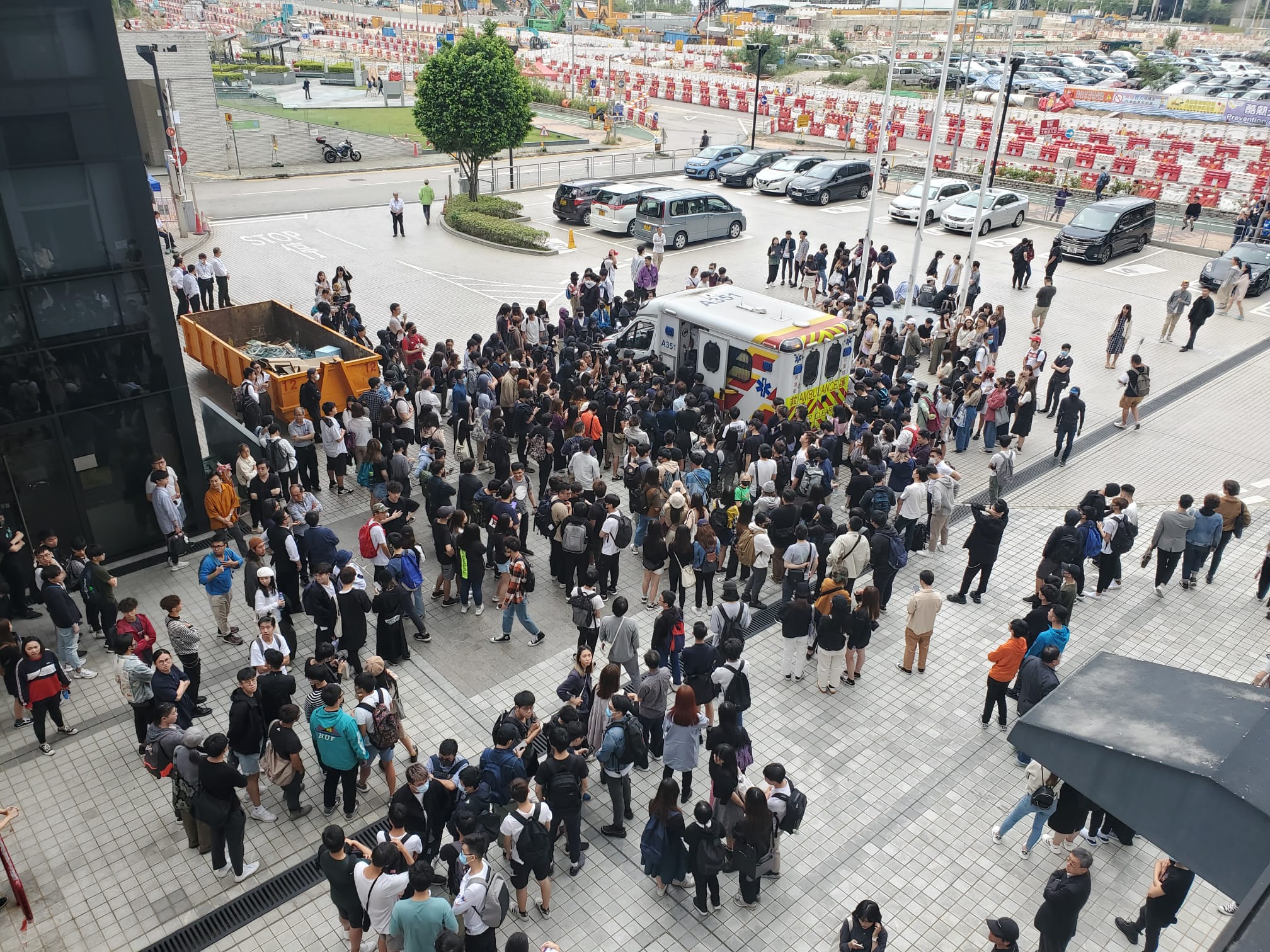 學生包圍救護車。