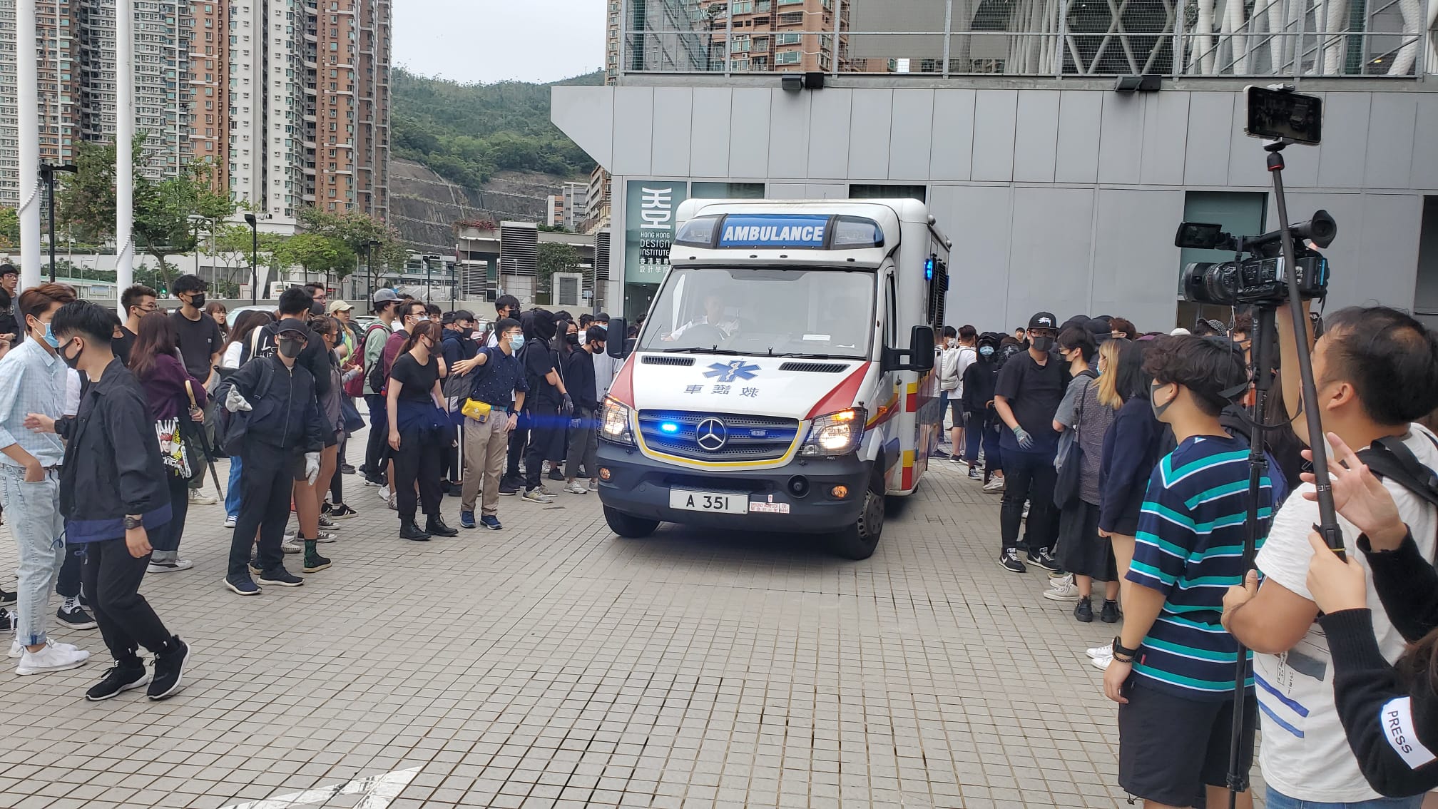 學生其後放行救護車。