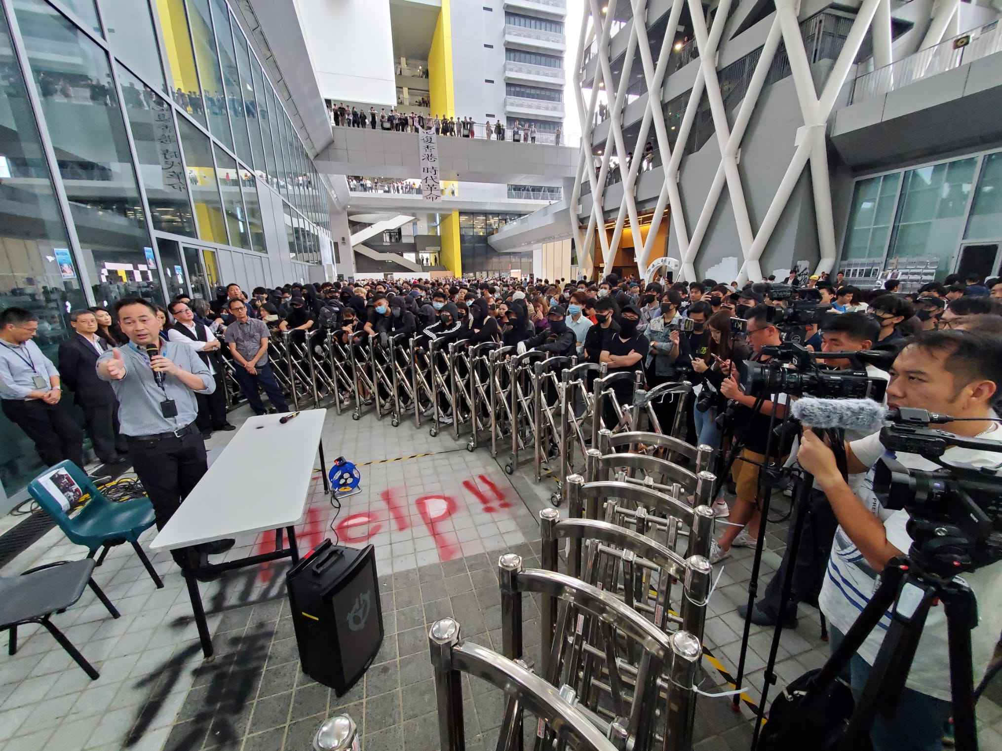 學院副院長繼續與學生進行對話