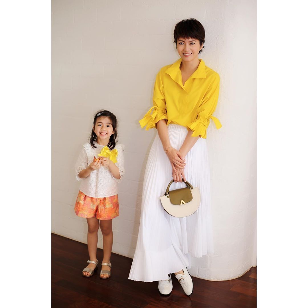 開童裝店嘅Gigi,不時將愛女打扮靚靚同自己母女裝做生招牌。