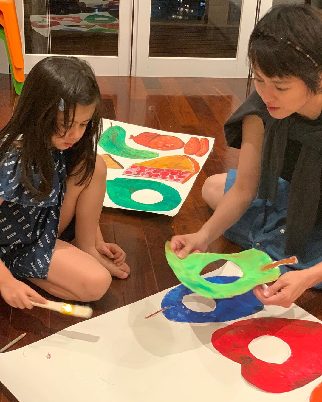 早前,Gigi陪囡囡在家畫圖又做手工,展現Sofia藝術天份。