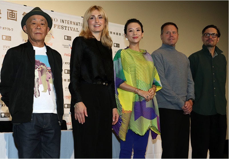 大肚章子怡(中)跟評審團成員廣木隆一(左一)等出席記者會。