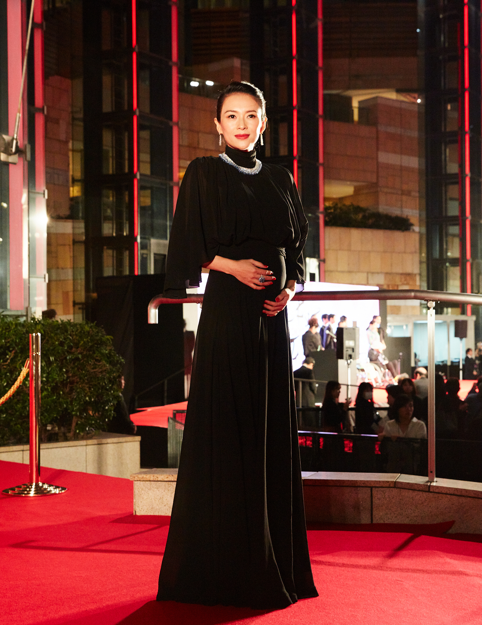 章子怡出席東京電影節開幕禮時不停摸肚。
