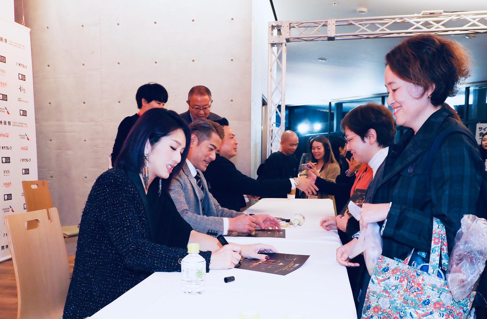 大會安排了一場簽名會,原先預定100位粉絲名額,但是迅即超標。