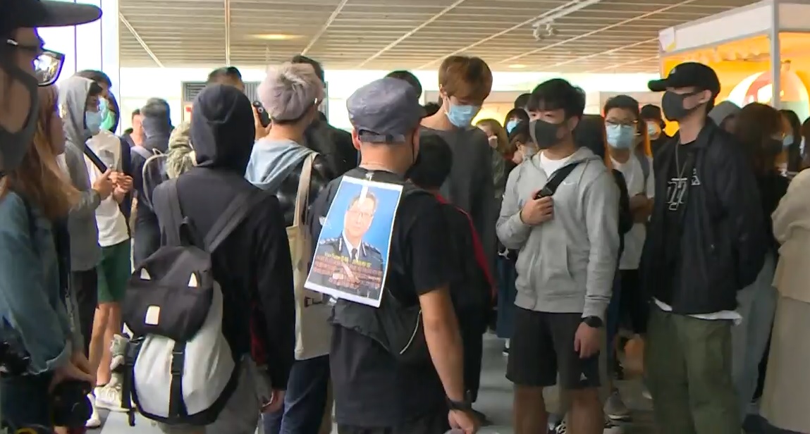 知專學院有大批黑衣或蒙面抗議人士聚集。港台截圖