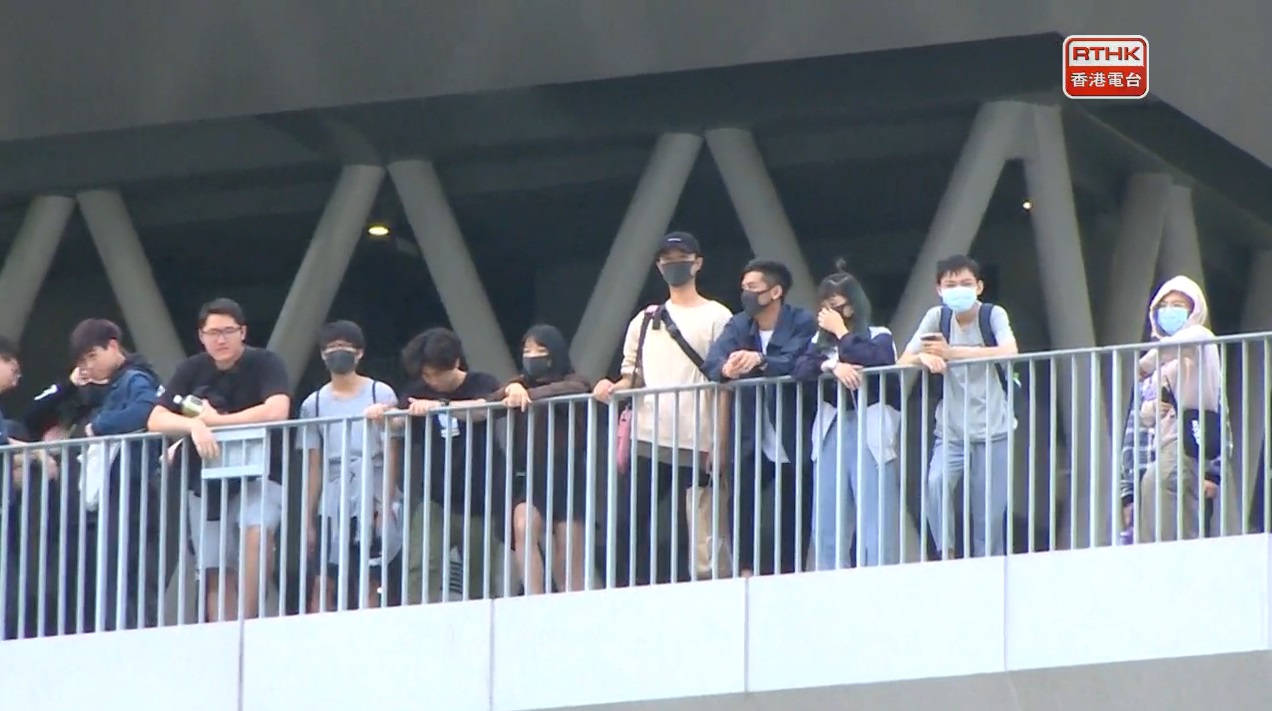 知專學院有大批黑衣或蒙面抗議人士聚集。港台截圖