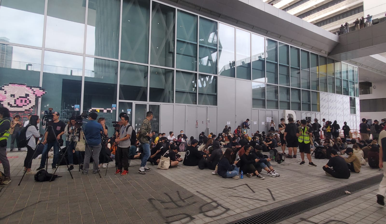 知專學院有大批黑衣或蒙面抗議人士聚集。