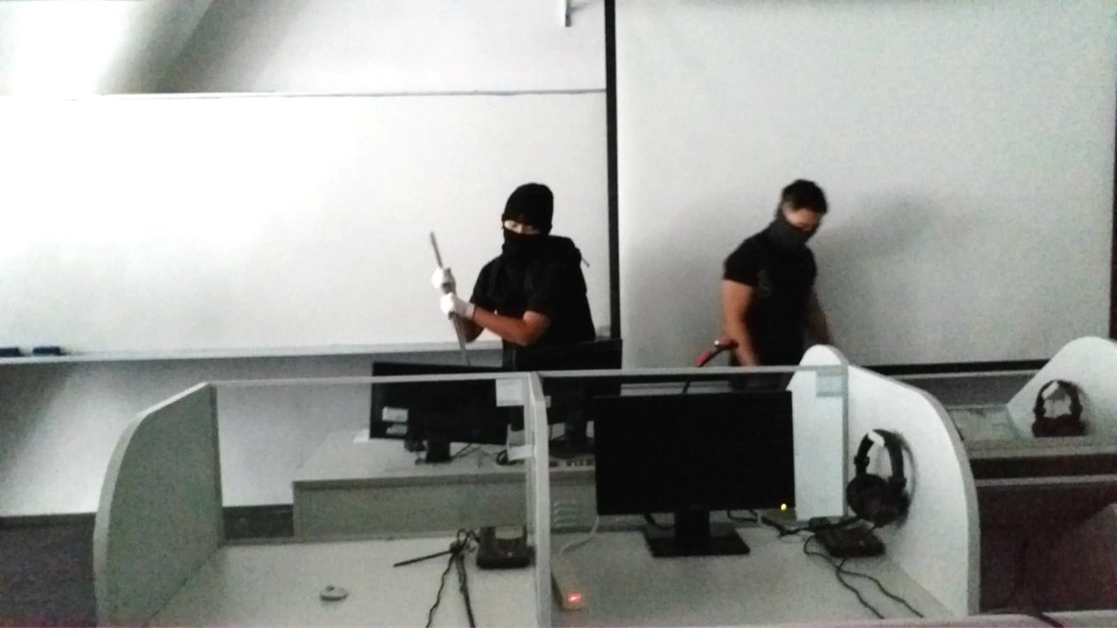 有人破壞校園設施。