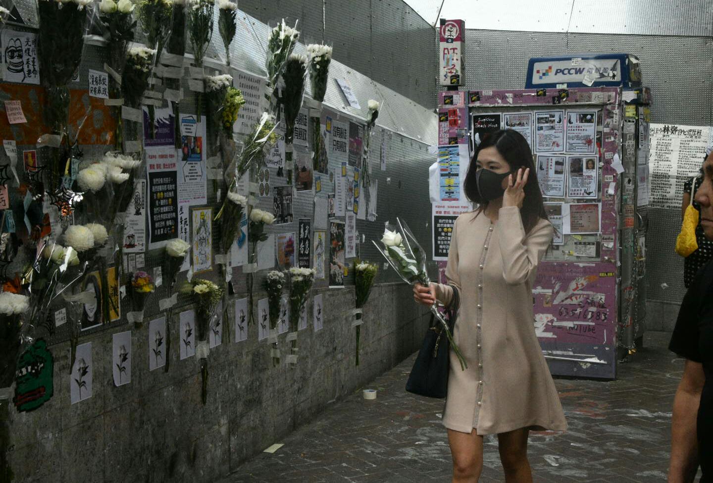 太子站外有人聚集。