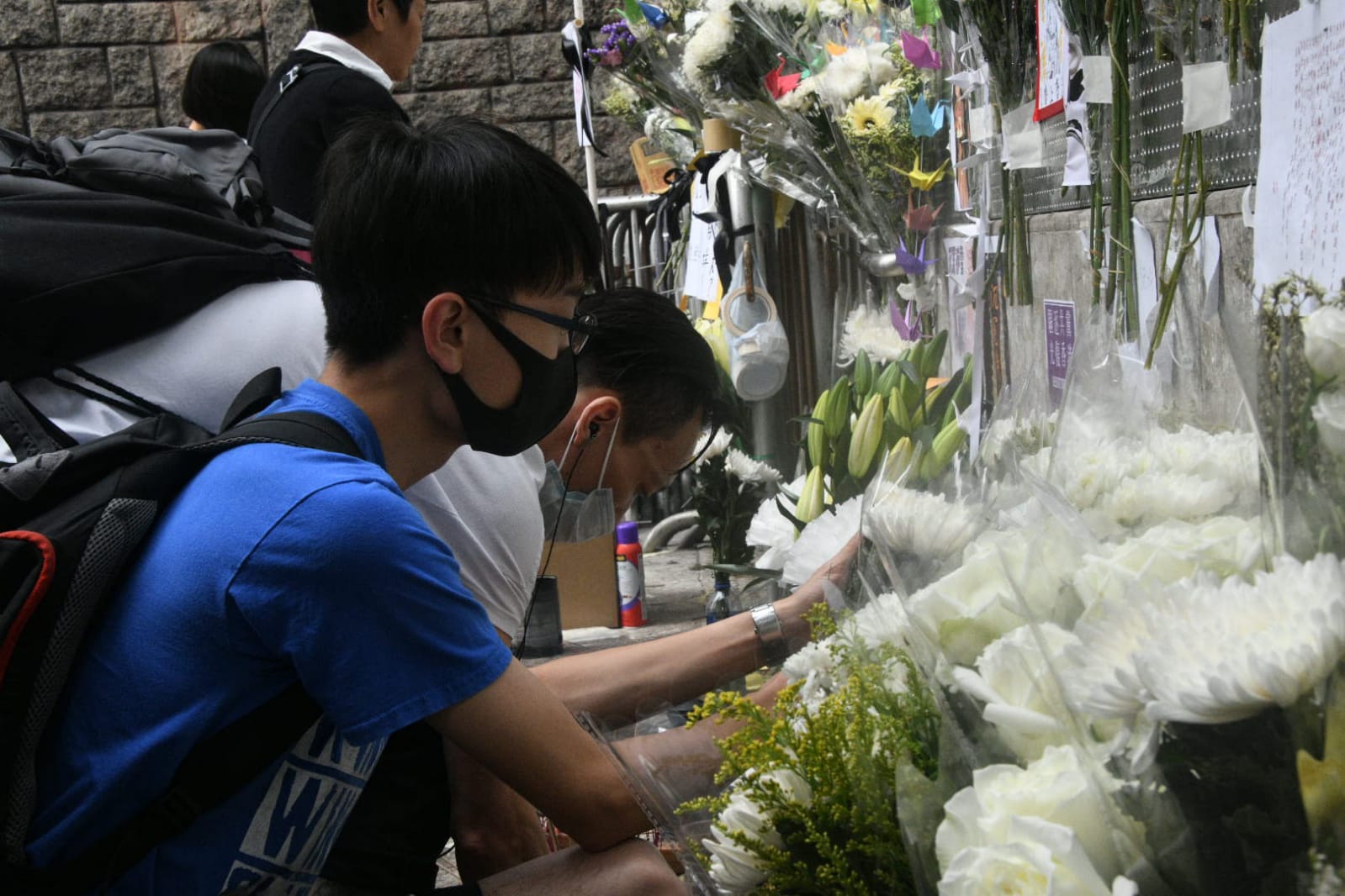太子站外人群聚集獻花