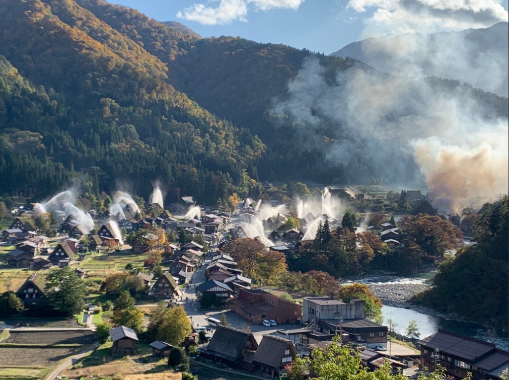 全村的灑水器一齊噴水。網上圖片
