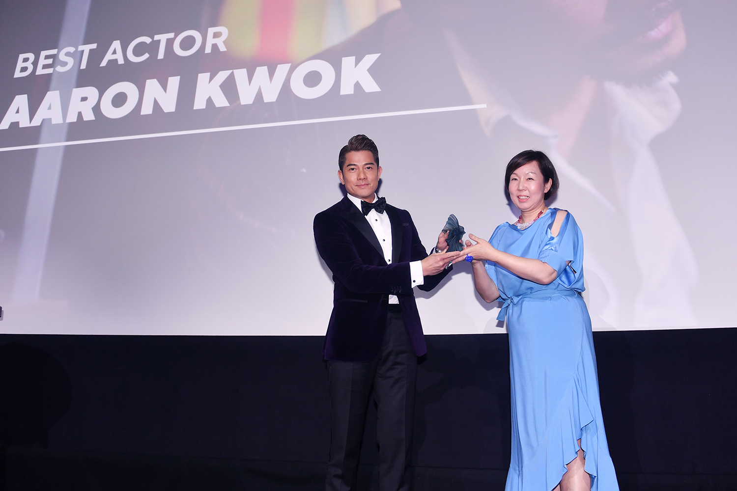 《麥路人》中城城飾演淪落街頭借宿的潦倒金融才俊一角,演繹貧富懸殊的社會下被打垮的低下層,他極具張力而細膩的演出獲電影節評審高度評價。