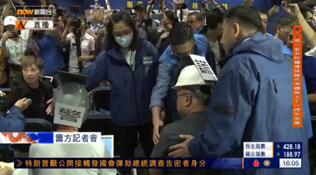 警方記者會遇抗議中斷 。NOW新聞截圖