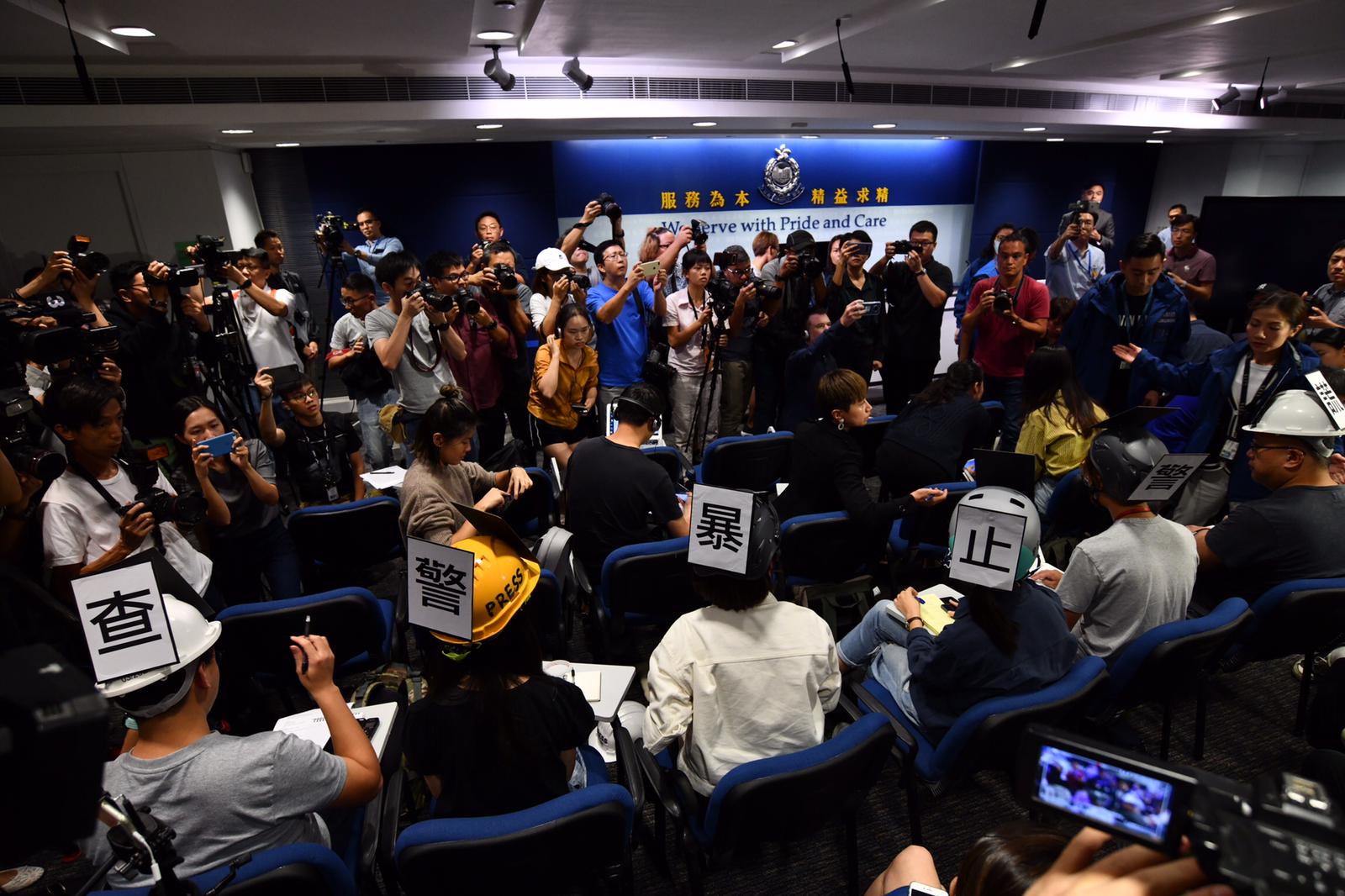 警方要求示威記者離開。